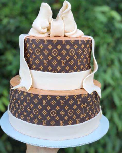 torta stile louis vuitton|louis vuitton cake toppers.